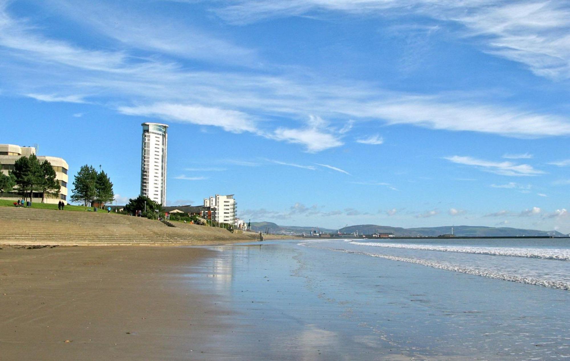 Water Front Apt Walk To The Beach & City Centre Суонзи Екстериор снимка