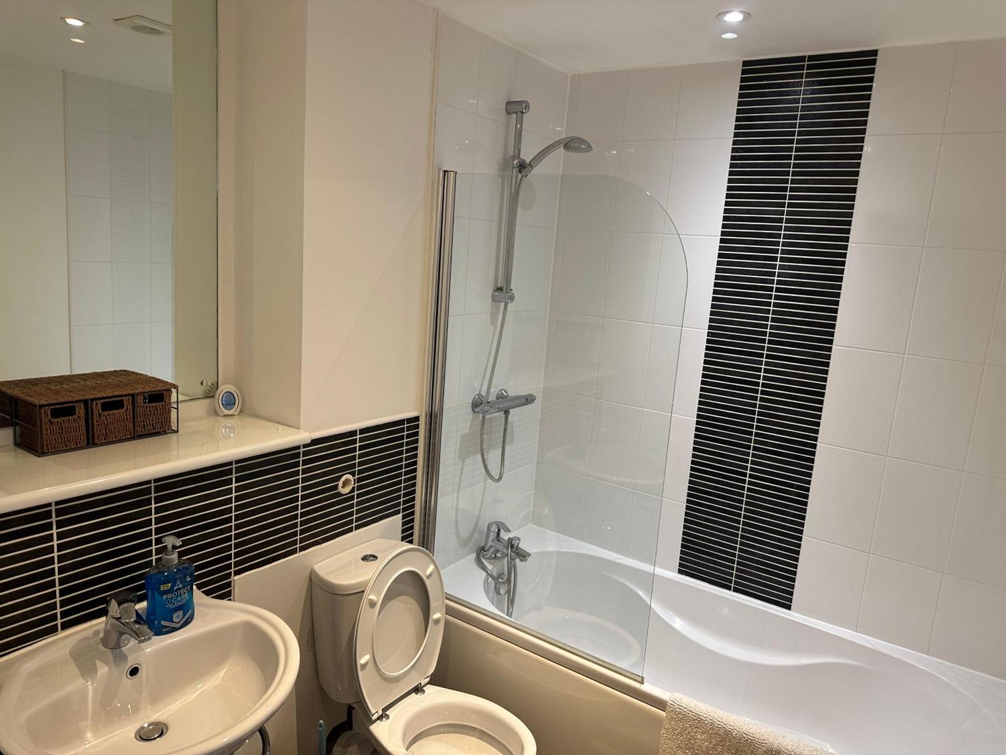 Water Front Apt Walk To The Beach & City Centre Суонзи Екстериор снимка